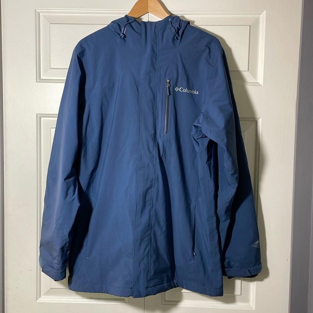 Columbia Raincoat Men's size SM. Blue color.